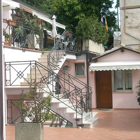 Athena فندق سبوليتو